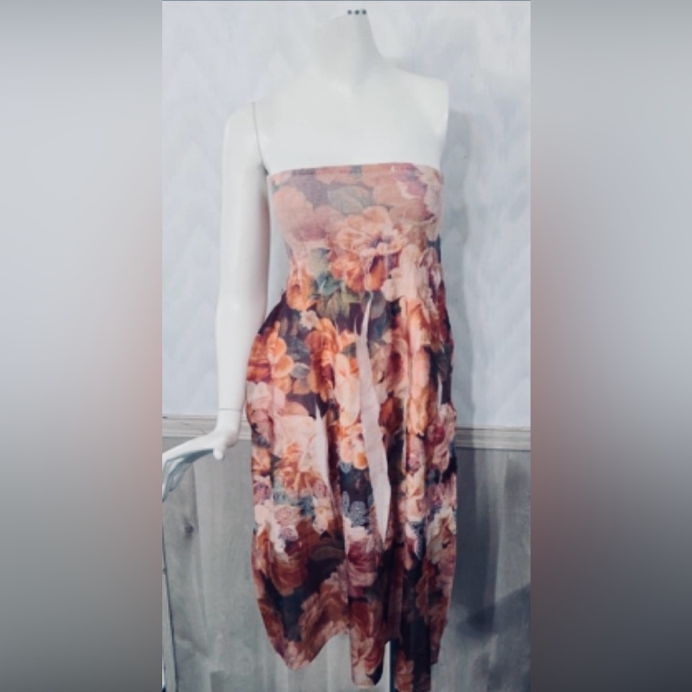❤️ Lapis Dress has Stretched Top and pressed in various pleats. Size One Size